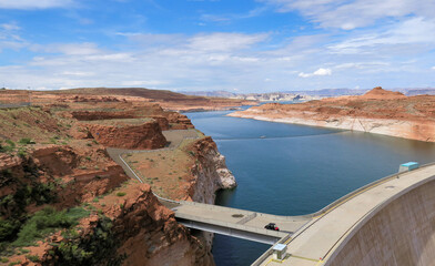Glen-Canyon-Staumauer Lake Powell Bogengewichtsmauer Glen Canyon Dam Glen-Canyon-Br&uuml;cke Stahlbogen-Br&uuml;cke  U.S. Highways 89  Glen Canyon Colorado River Page Arizona