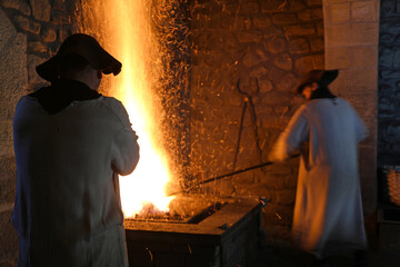 Fototapeta na wymiar forja medieval ferrería antigua trabajador de hierro forjando hierro caliente en la fragua ferrón país vasco legazpi 4M0A0958-as22