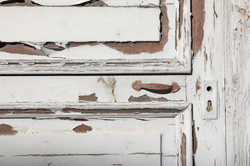 puerta blanca vieja de madera con la pintura agrietada  4M0A2225-as22