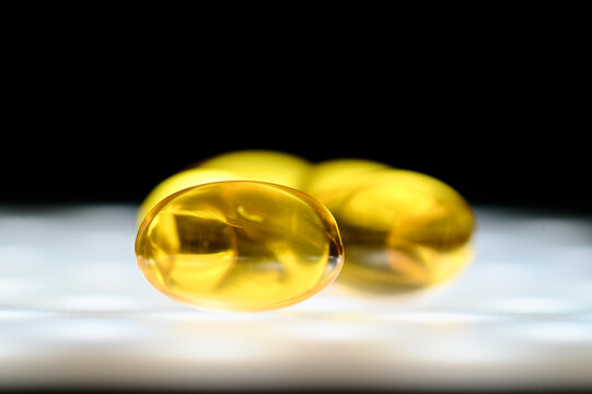 omega 3 kapseln nahaufnahme rund gesundheit 