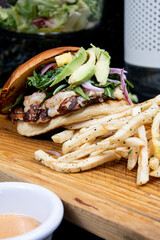 Hamburguesa de camarón con papas 