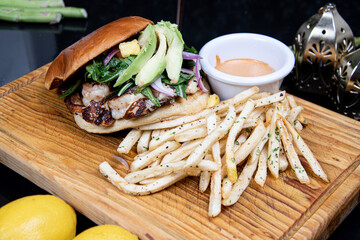 Hamburguesa de camarón con papas 