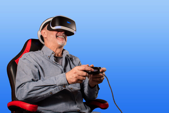 Hombre mayor disfrutando juegos de realidad virtual