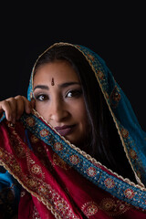Retrato de bella mujer india con vestido tradicional