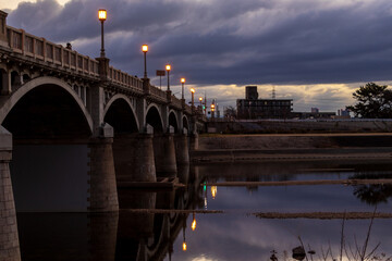 Fototapeta na wymiar 兵庫県・武庫川に架かる街灯のある古い橋