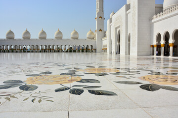 Fototapeta na wymiar Sheikh Zayed Grand Mosque, courtyard of world's largest mosque located in Abu Dhabi, .in United Arab Emirates; arabesque floral patterns on floor