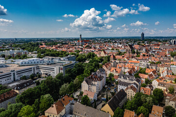 Luftbild auf das Stadtzentrum Augsburg im Sommer 2021 mit Blick auf Rathaus und Perlachturm aus...