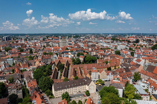 Luftbild der Fuggerei Augsburg im Sommer 2021 mit Blick auf u. a. Rathaus und Perlachturm