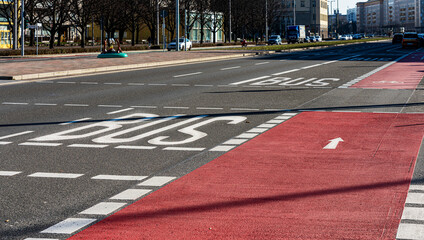 Fahrbahn mit Busspur und Radweg in der Karl-Marx-Allee