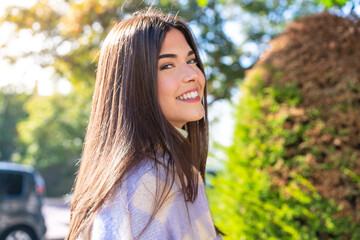 Naklejka premium Young Brazilian woman in a park With happy expression