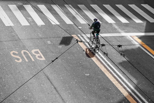 Un ciclista equilibrista corre sul filo, ma è soltanto un'illusione ottica