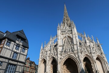 Fototapeta premium Vieille ville de Rouen en Normandie, église Saint-Maclou et maison à colombage sur la place Barthélémy (France)