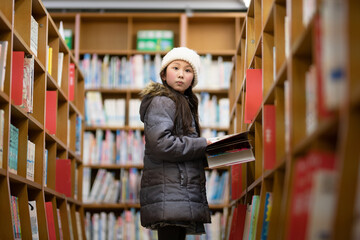 図書館で本を選ぶ少女