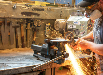 Metallhandwerker beim Schleifen