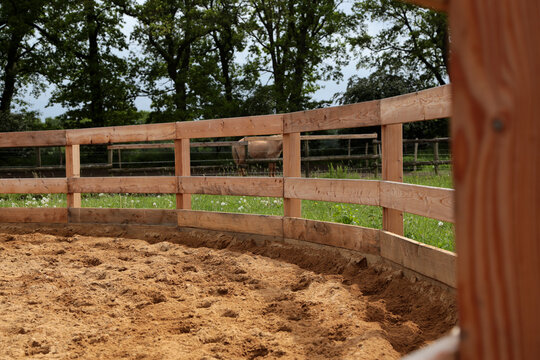 Detail Aufnahme von einem Round-Pen auf einem Pferdehof im Sommer