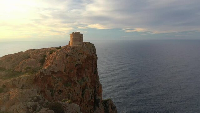 Vue a&eacute;rienne de drone vertigineuse du Capo Rosso (Capu Rossu) en Corse pr&egrave;s de Piana, 4K 25 fps - Aerial drone view of the Capo Rosso, Corsica