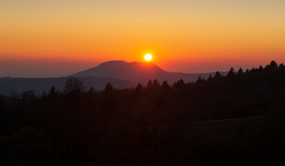 Colori del tramonto, silhouette delle montagne