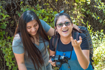 Retrato de dos hermosas chicas en un bosque,
Amigas felices en aire libre,Dos chicas alegres,