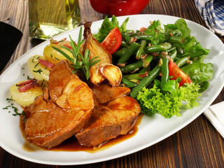Lammbraten mit Bohnen und Bratkartoffeln
