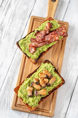Guacamole toasts