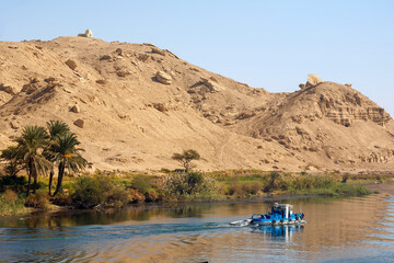 Motorboot auf dem Nil, Ufer, Ägypten