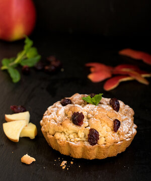 frischer saftiger apfelcrumble mit cranberries, minze Apfelst&uuml;cken und Schale