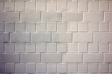 Weiße Wand mit Backsteinen