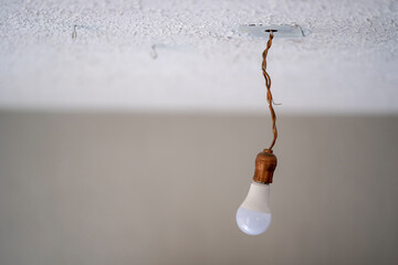 detalle de foco LED apagado colgado del techo pintado de color cobre