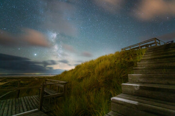 Sternenhimmel mit Milchstraße in der Amrumer Dünenlandschaft mit Aussichtsplattform