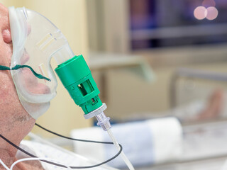 Mascarilla de oxígeno para paciente con neumonía bilateral por Covid19 en habitación de hospital, en tiempos de pandemia. - obrazy, fototapety, plakaty