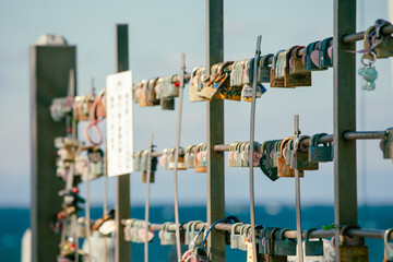 美浜町　野間崎灯台に掛けられた誓いの南京錠