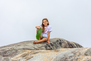 Criança feliz em pedra pixada