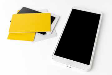 スマートフォンとクレジットカードの金融イメージ