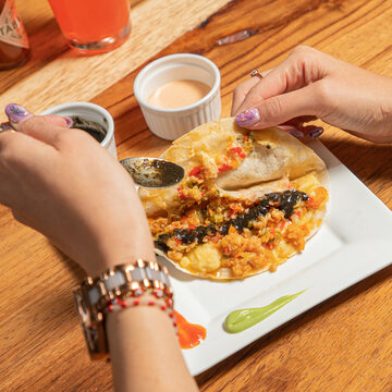 Comida mexicana quesadilla mariscos seafood abierta