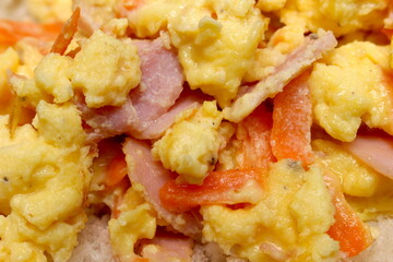 ovos mexidos com condimentos, ovos mexido para lanche, ovos mexidos com presunto