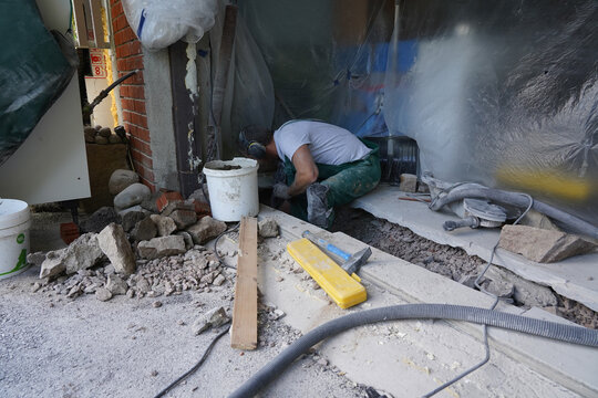 Working with renovering home sewege pipe.