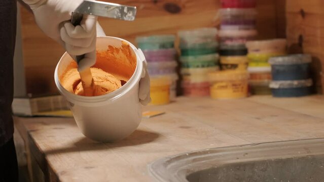 A worker mixes the material for puttying the walls