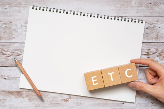 ETCのイメージ｜「ETC」と書かれた積み木、ノート、ペン、人の手