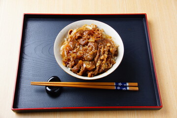 カルビ牛丼　牛肉料理