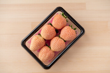 パック入りの6個の白いちご	