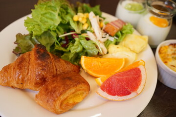 Breakfast Morning Set, Bread, Fruits, and Salad - モーニング セット 朝食 