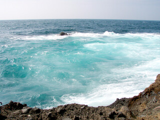 Big whitewash of the rocky coast scene in Izu prefecture. 磯場から打ち寄せた波が砕けて全面にサラシが広がる様子を捉えた写真（南伊豆妻良）