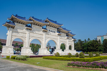 Obraz premium The main gate of National Chiang Kai-shek (CKS) Memorial Hall, the landmark for tourist attraction in Taiwan.