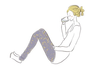 リラックスしてミネラルウォーターを飲むオシャレな女性