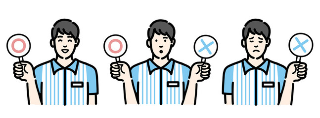 マルバツの札を持っているコンビニ店員の若い男性のセット
