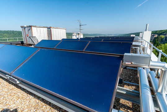 Installation de panneaux solaire thermique pour la production d'eau chaude sanitaire collective sur le toit de 2 immeubles d'un parc HLM