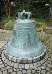 The 'Melchior-Hoff-mann-Glocke' stands in front of a church in Lingen. This bronze bell is almost...