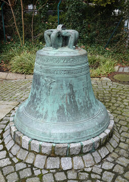 The 'Melchior-Hoff-mann-Glocke' stands in front of a church in Lingen. This bronze bell is almost 500 year old and has a crack.