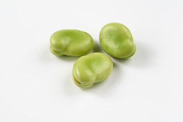 ソラマメを白背景で