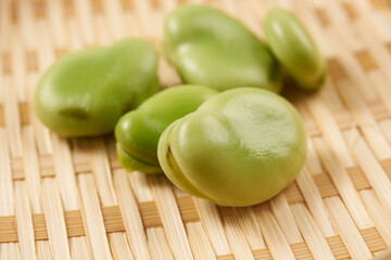 ソラマメを白背景で